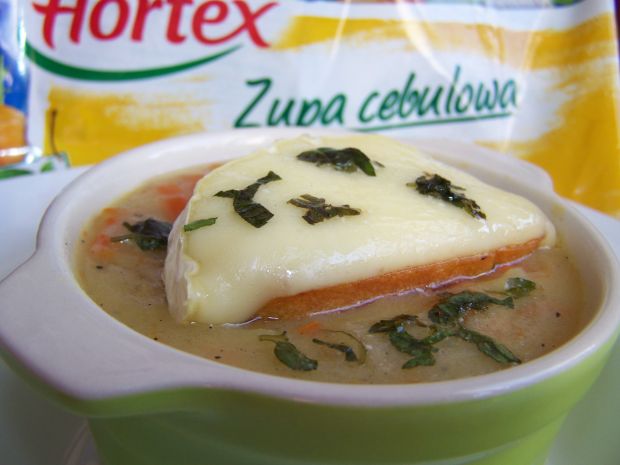 Zupa cebulowa z camemberem i masłem estragonowym