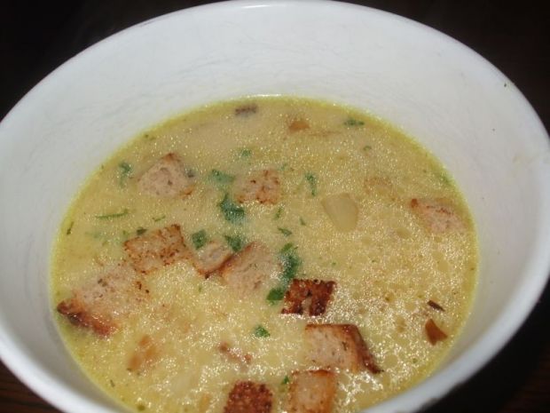 Zupa cebulowa z grzankami i chorizo