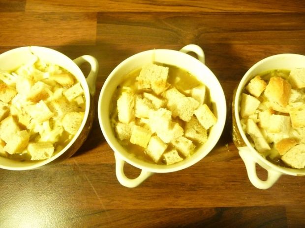Zupa cebulowa z grzankami i parmezanem