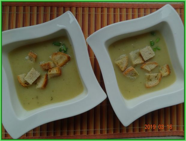 Zupa cebulowa z selerem naciowym i ziemniakami 