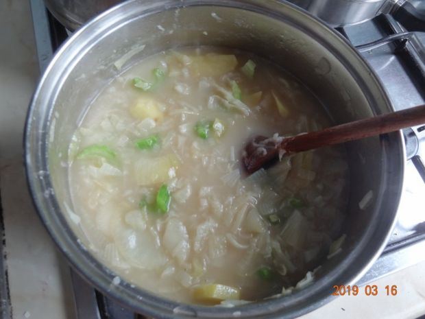 Zupa cebulowa z selerem naciowym i ziemniakami