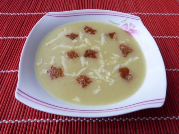 Zupa cebulowa z żółtym serem