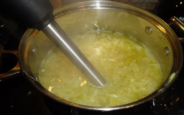 Zupa cebulowo - serowa z ziołowymi grzankami
