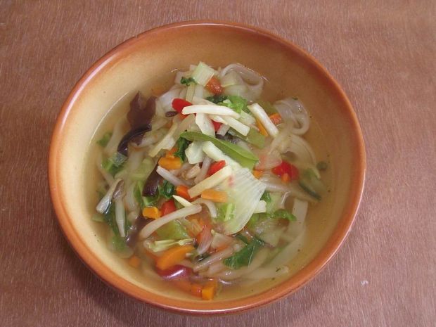 Zupa chińska z ryżowym makaronem 