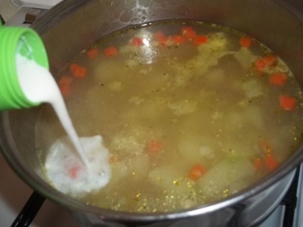 Zupa cukiniowa z marchewka i groszkiem