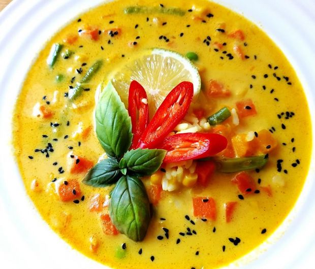 Zupa curry z mlekiem kokosowym i warzywami 