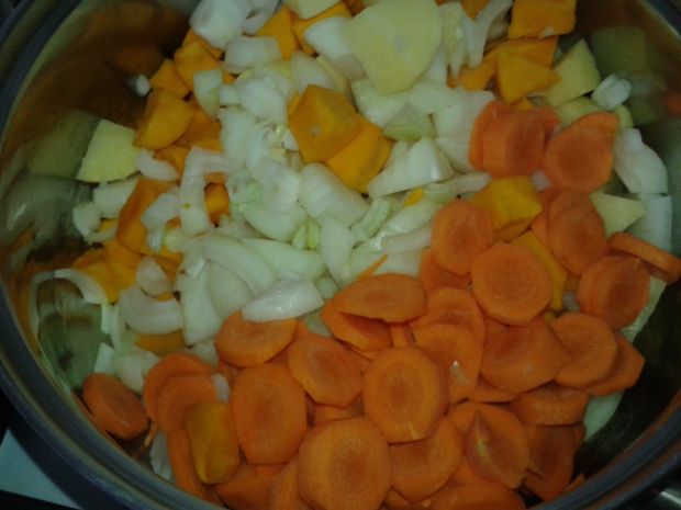 Zupa dyniowa z marchewką i ziemniakami 