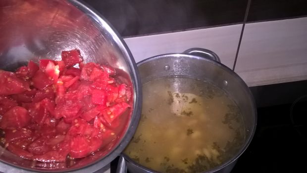 Zupa fasolowa z pomidorami