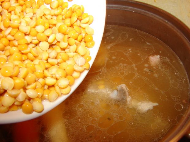 Zupa grochowa z boczkiemZupa grochowa