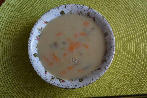 Zupa grzybowa z grysikiem i śmietaną