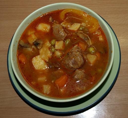 Zupa gulaszowa (zimowa).