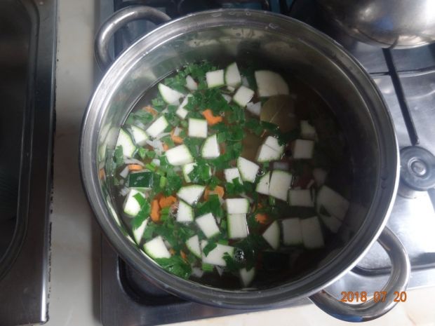 Zupa jarzynowa z cukinią i zielonym groszkiem