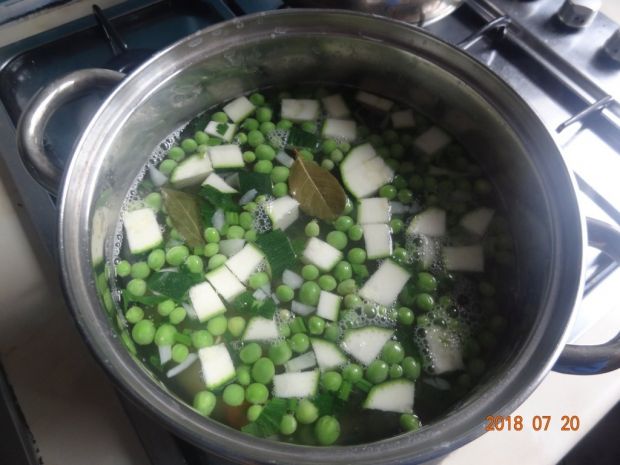 Zupa jarzynowa z cukinią i zielonym groszkiem