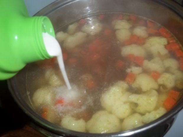 Zupa kalafiorowa z marchewką i groszkiem