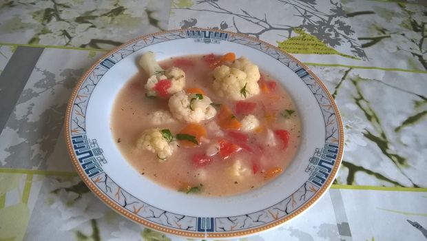 Zupa kalafiorowa z pomidorem