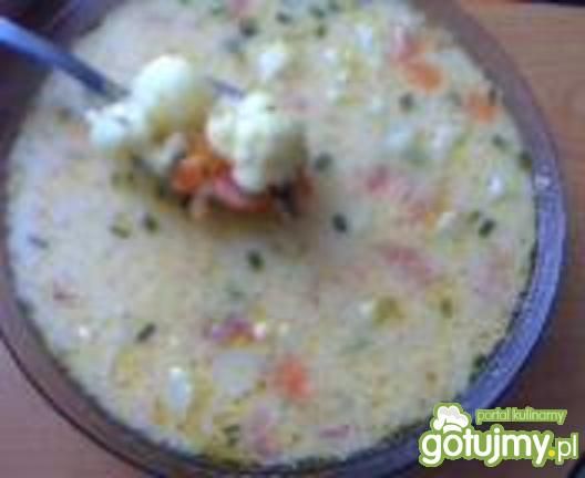 Zupa kalafiorowa z pomidorem i groszkiem
