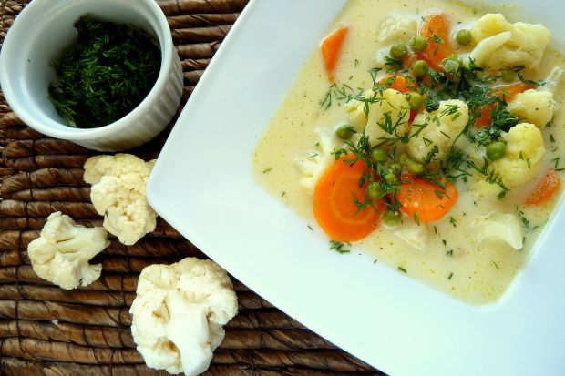 Zupa kalafiorowo-serowa z marchewką i groszkiem
