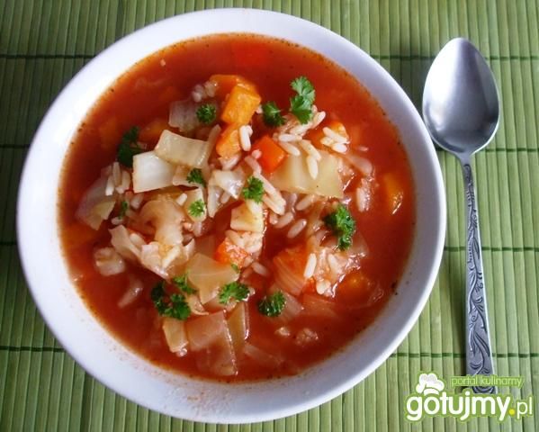 Zupa kapuściana z ryżem na pomidorowo