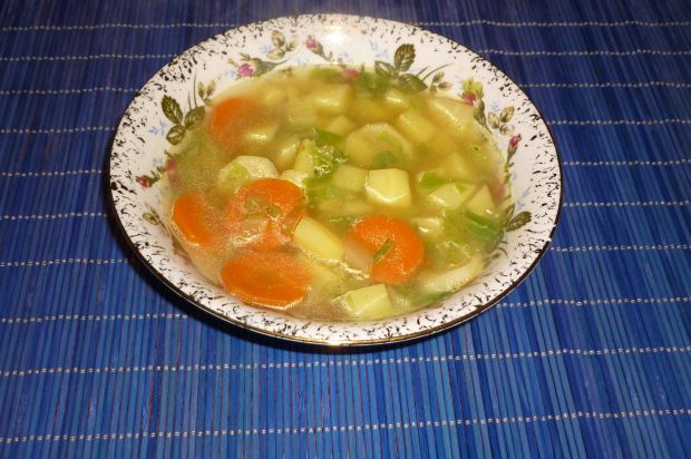 Zupa kapuściana z warzywami