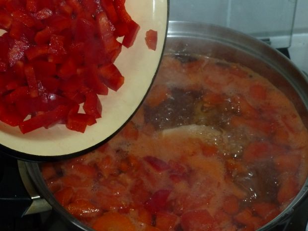 Zupa kolorowa z pomidorami i papryką