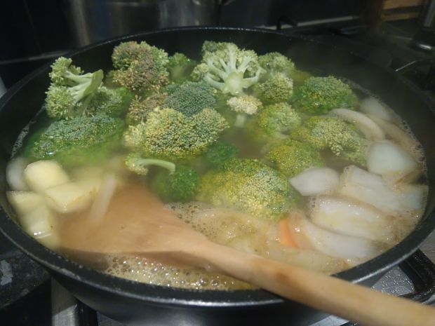 Zupa krem brokułowa z ciecierzycą