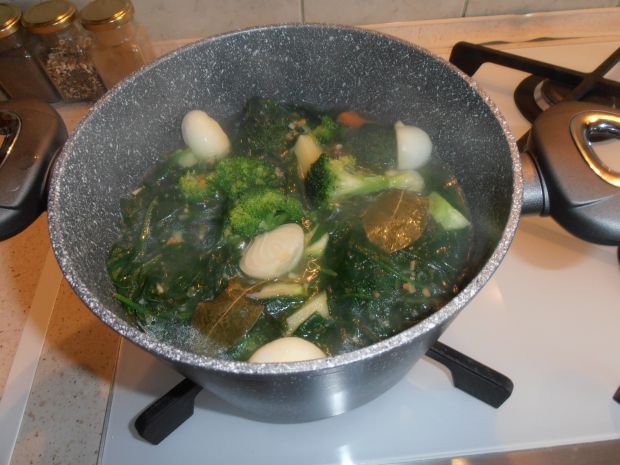 Zupa krem brokułowo-szpinakowa z bekonową kiełbasą