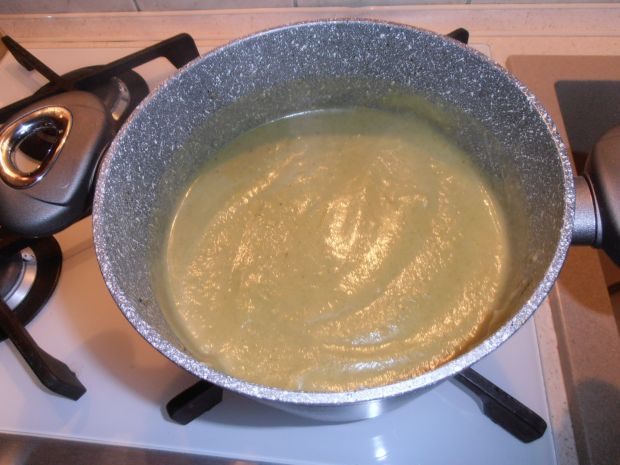 Zupa krem brokułowo-szpinakowa z bekonową kiełbasą