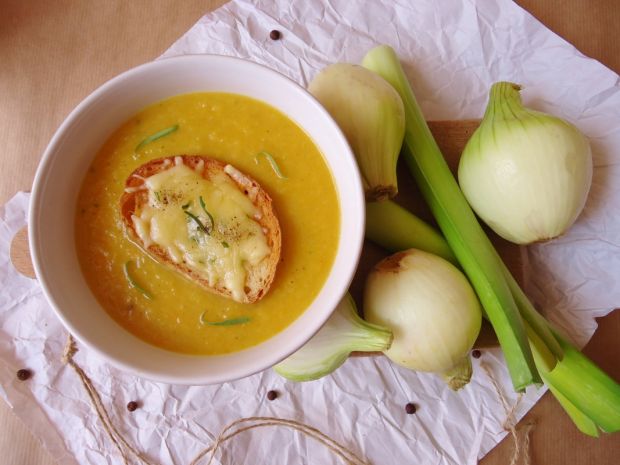 Zupa krem cebulowo-porowa z rozmarynową grzanką