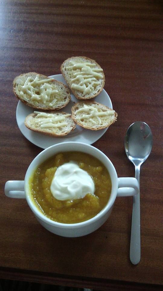 Zupa krem z dyni z maślano-serowymi grzankami