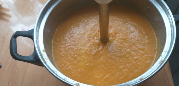 Zupa krem z marchewki i groszku