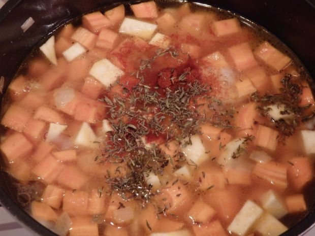 Zupa krem z marchewki z tymiankiem 