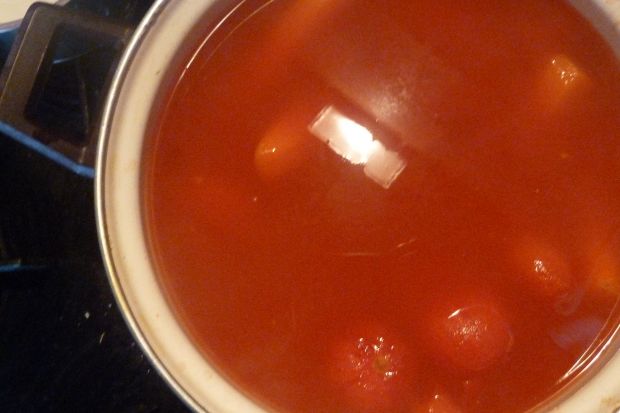 Zupa krem z pomidorów z skórką cytryny i czosnkiem