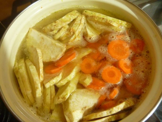 Zupa krem z selera z ziemniaczanymi talarkami 
