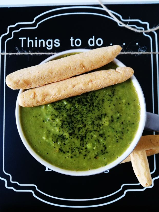 Zupa krem z zielonego groszku i natki