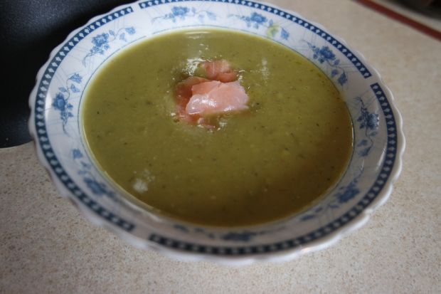 Zupa krem z zielonego groszku z łososiem