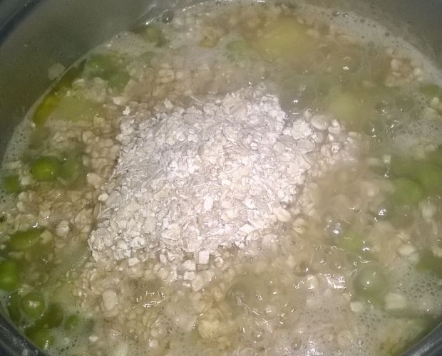 Zupa krem z zielonego groszku z płatkamii