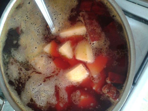 Zupa-krem ziemniaczano-buraczana z grzankami