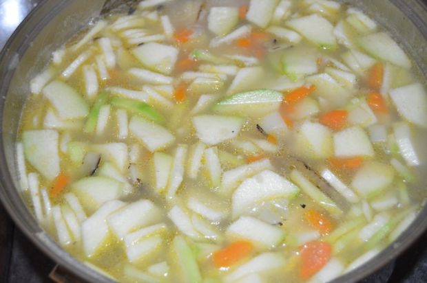 Zupa marchewkowo-cukiniowa z kaszą jaglaną