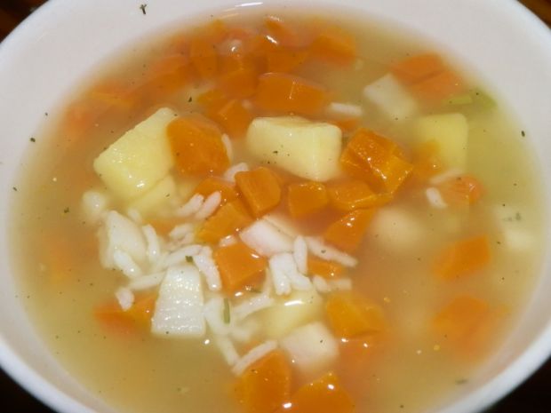 Zupa marchewkowo-ryżowa z lubczykiem