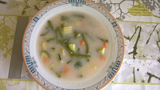 Zupa na żeberkach z fasolką szparagową i cukinią