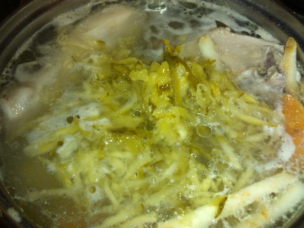 Zupa ogórkowa na kurczaku z natka pietruszki 
