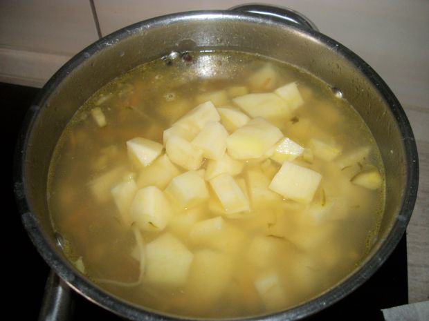 Zupa ogórkowa na żeberku wieprzowym