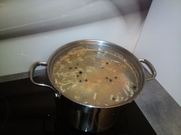 Zupa ogórkowa z białą rzodkwią na żeberkach