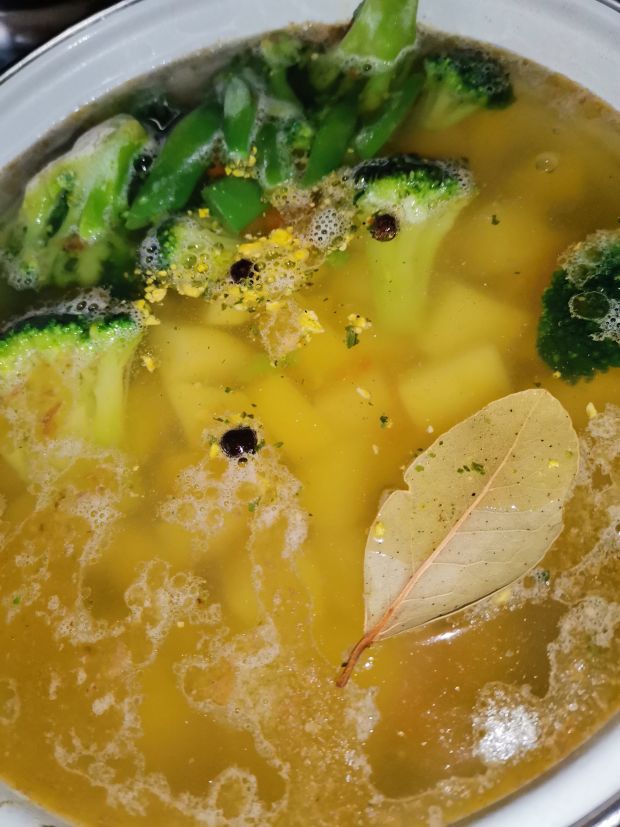 Zupa ogórkowa z brokułem