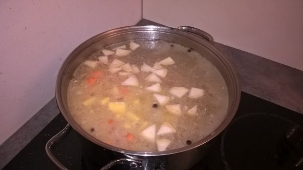 Zupa ogórkowa z mięsem i kapustą pekińską