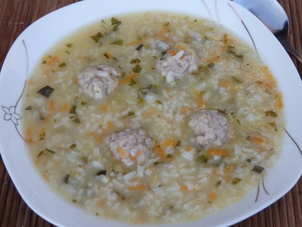 Zupa ogórkowa z ryżem i pulpecikami