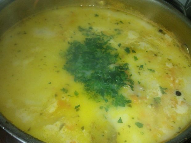 Zupa ogórkowa z ziemniakami i serkiem
