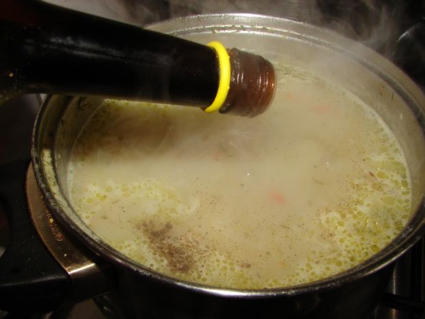 Zupa ogórkowa ze śmietaną