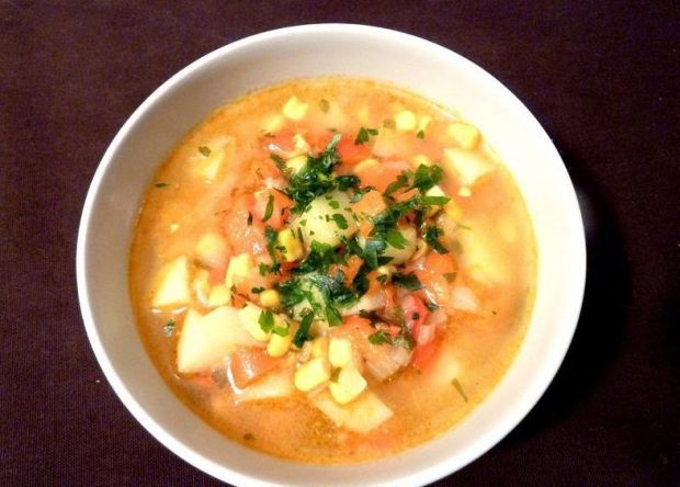 Zupa paprykowa z kukurydzą i ziemniakami