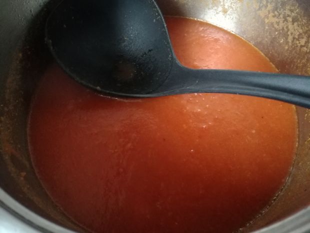 Zupa paprykowo-pomidorowa z miesnymi uszkami